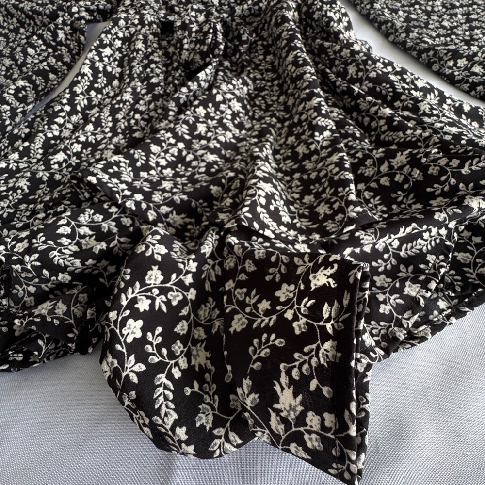 She + Sky Monochrome Floral Romper Size Large - Picture 4 of 7